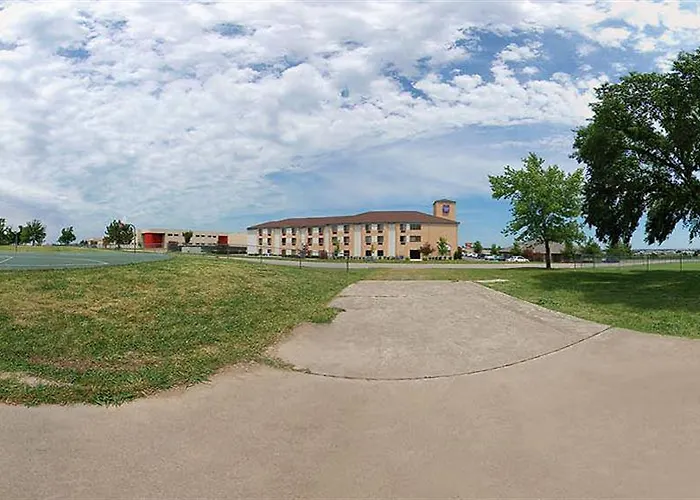 Western Woodland Hills And Hotel